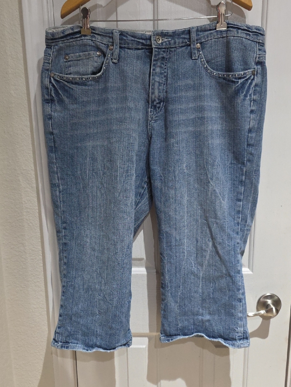 Nine Point Eight Women's Light Blue Denim Crop Jeans Size 18